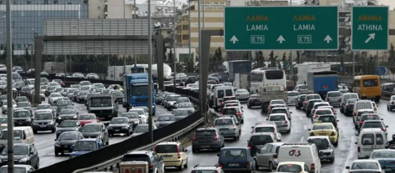 Μεγάλο μποτιλιάρισμα στον Κηφισό μετά από σύγκρουση δυο ΙΧ - Το ένα από τα δυο πήρε φωτιά